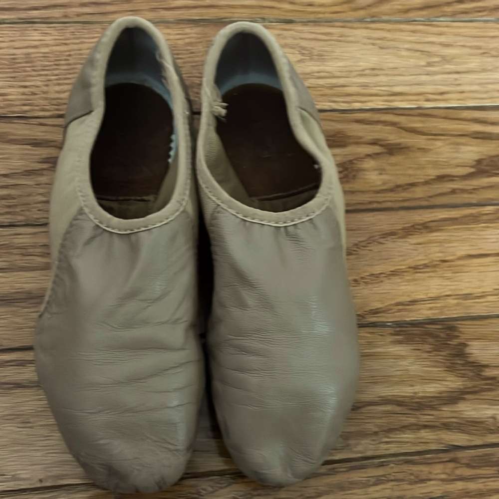 Girls, Used Bloch tan jazz shoes,size 10